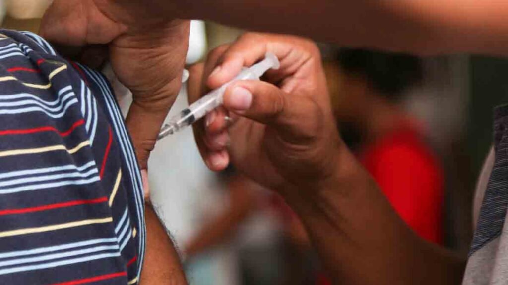 As campanhas de vacinação contra a Influenza e o sarampo em Salvador serão encerradas nesta sexta-feira (3). Até o momento, foram aplicadas 237 mil doses da vacina contra a gripe e 63 mil contra o sarampo, apenas 26% e 37% do público alvo alcançado, respectivamente.