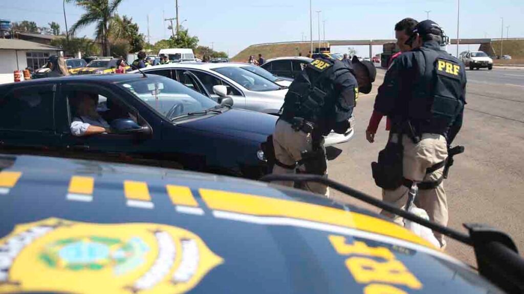 Em recomendação, o Ministério Público Federal (MPF) orientou a Direção-Geral da Polícia Rodoviária Federal a implementar o uso de câmeras de vídeos em abordagens policiais. O MPF recomentar a instituir grupo de trabalho (GT) para realizar estudos e elaborar termo de referência para a prática. Para o Ministério, o GT deve concluir os trabalhos em 60 dias.