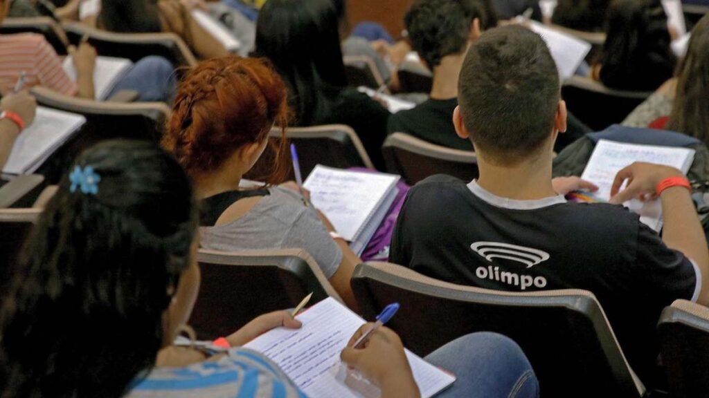 A Comissão de Constituição e Justiça (CCJ) da Câmara dos Deputados, deve votar, nesta terça-feira (24), uma proposta de emenda constitucional (PEC), que estabelece cobrança de mensalidade nas universidades públicas.