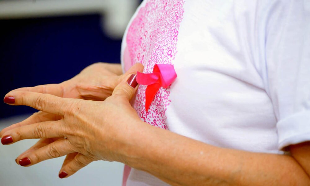 Neste sábado (22), a partir das 8h, a Secretaria Municipal da Saúde (SMS) promove mais um Dia D da campanha Outubro Rosa nos postos de saúde em Salvador. Para garantir o amplo acesso das soteropolitanas aos múltiplos serviços oferecidos pela Prefeitura, uma série de ações especiais e serviços de cuidado com a saúde integral das mulheres ocorrerão em 45 unidades de saúde, espalhadas nos Distritos Sanitários da capital baiana.
