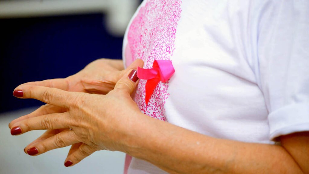 Neste sábado (22), a partir das 8h, a Secretaria Municipal da Saúde (SMS) promove mais um Dia D da campanha Outubro Rosa nos postos de saúde em Salvador. Para garantir o amplo acesso das soteropolitanas aos múltiplos serviços oferecidos pela Prefeitura, uma série de ações especiais e serviços de cuidado com a saúde integral das mulheres ocorrerão em 45 unidades de saúde, espalhadas nos Distritos Sanitários da capital baiana.