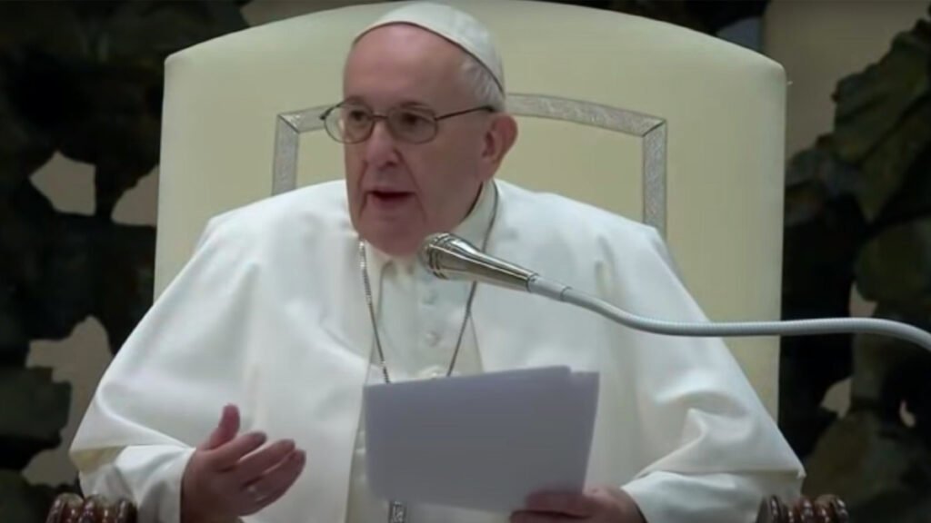 O papa Francisco pediu nesta sexta-feira (26) que a Coreia do Norte o convide para uma visita, indicando que concordaria com a visita a Pyongyang. O comentário foi feito durante uma entrevista à televisão sul-coreana, quando o Pontífice garantiu que não desperdiçará nenhuma oportunidade de trabalhar pela paz.