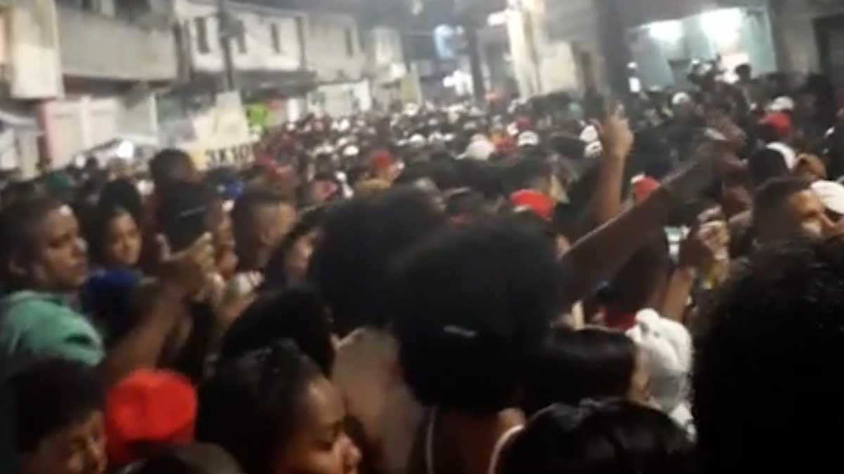 A Polícia Militar da Bahia encerrou, na madrugada de domingo (18), uma festa do tipo "paredão" com a cerca de três mil pessoas, no bairro Arenoso, periferia de Salvador.