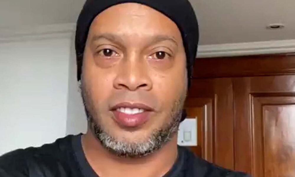 Ronaldinho anuncia em suas redes sociais que contraiu Covid-19