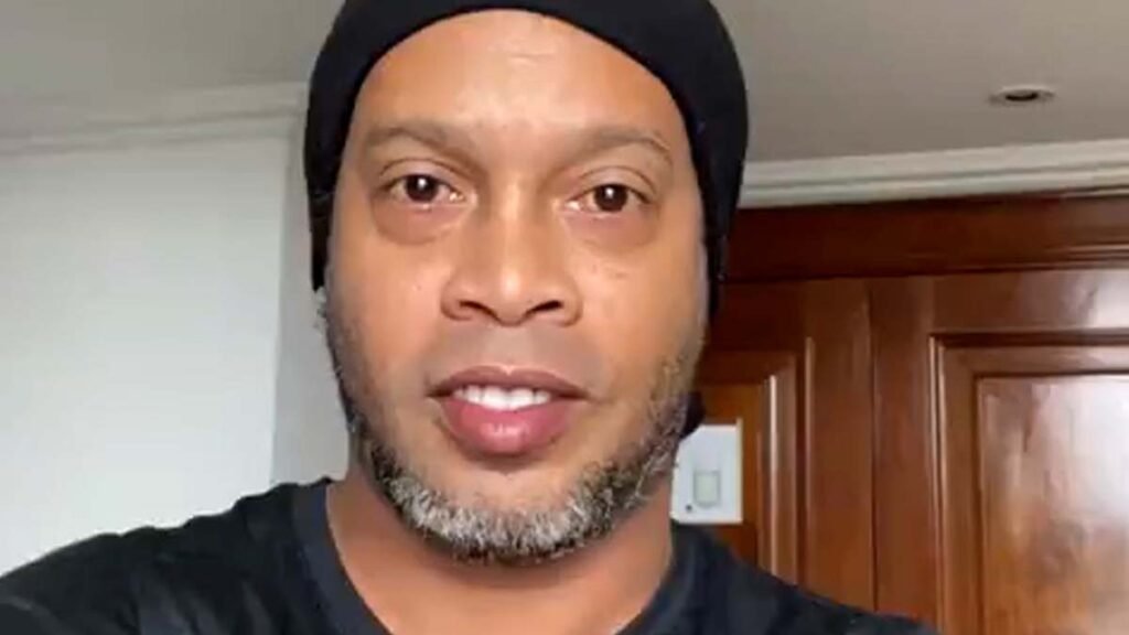 Ronaldinho anuncia em suas redes sociais que contraiu Covid-19