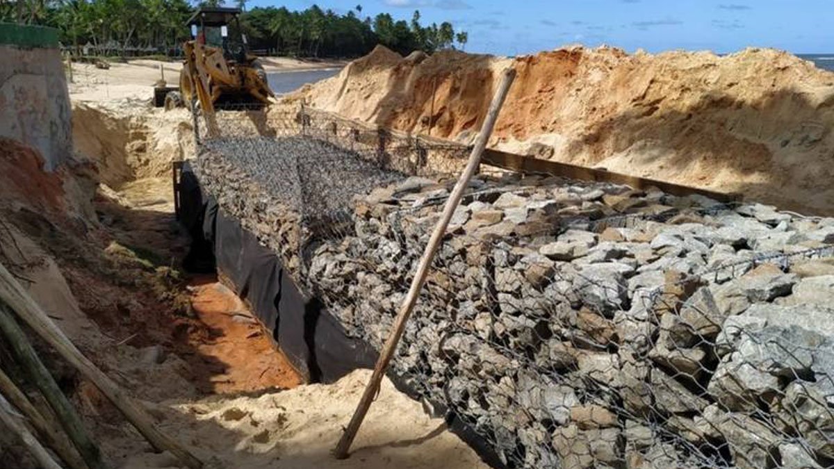 O superintendente na Bahia do Instituto Brasileiro do Meio Ambiente e dos Recursos Naturais Renováveis (Ibama), Rodrigo Santos Alves, cancelou atos de sua própria equipe técnica no estado para liberar obras de um resort de luxo, erguidas sobre a areia da Praia do Forte