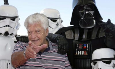 O ator David Prowse morreu de COVID-19. A causa da morte do astro de 85 anos, famoso por dar vida ao vilão Darth Vader nos três primeiros filmes da saga ‘Star Wars’,