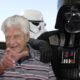 O ator David Prowse morreu de COVID-19. A causa da morte do astro de 85 anos, famoso por dar vida ao vilão Darth Vader nos três primeiros filmes da saga ‘Star Wars’,