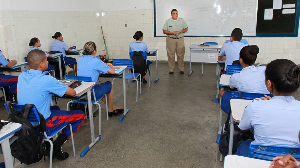 O Governo do Estado prorrogou o decreto que suspende as aulas nas unidades de ensino das redes pública e privada em toda a Bahia. A publicação está no Diário Oficial do Estado (DOE) deste sábado (14) e vale até o dia 2 de dezembro.
