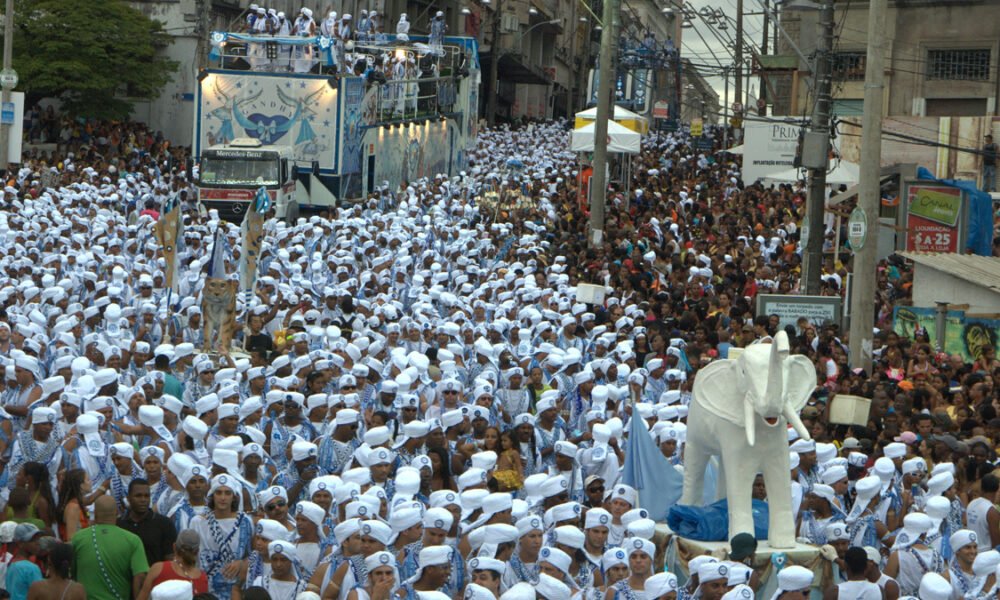 O Carnaval de Salvador 2021 está oficialmente suspenso. O anúncio foi feito pelo prefeito ACM Neto e pelo vice e futuro prefeito Bruno Reis nesta sexta-feira (27),