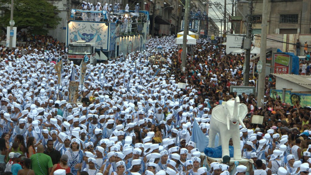 O Carnaval de Salvador 2021 está oficialmente suspenso. O anúncio foi feito pelo prefeito ACM Neto e pelo vice e futuro prefeito Bruno Reis nesta sexta-feira (27),
