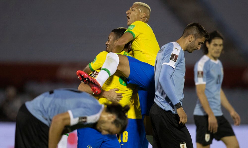 No estádio Centenário, em Montevidéu, o Brasil enfrentou o Uruguai fora de casa e venceu por 2 a 0, em jogo válido pela quarta rodada das Eliminatórias da Copa do Mundo