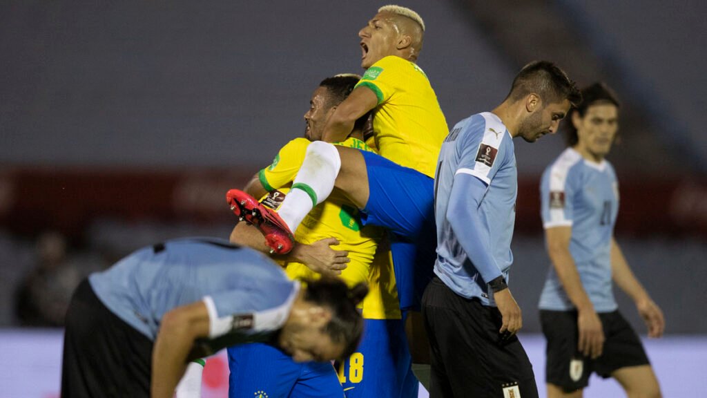 No estádio Centenário, em Montevidéu, o Brasil enfrentou o Uruguai fora de casa e venceu por 2 a 0, em jogo válido pela quarta rodada das Eliminatórias da Copa do Mundo