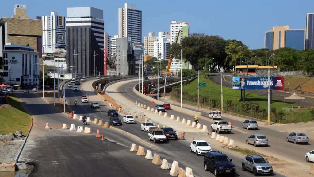 Os condutores que trafegam pela Av. ACM devem ficar atentos à nova mudança a partir desta terça-feira (17). As alterações fazem parte do conceito definitivo das obras do BRT na região.