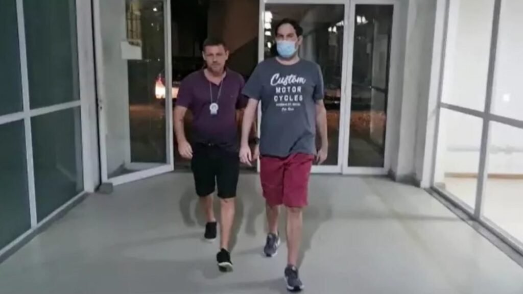 A Polícia Civil do Rio de Janeiro prendeu, nesta segunda-feira (09), na Barra da Tijuca, Zona Oeste do Rio, o proprietário da JJ Invest, empresa responsável pelo maior esquema de pirâmide financeira do Brasil.