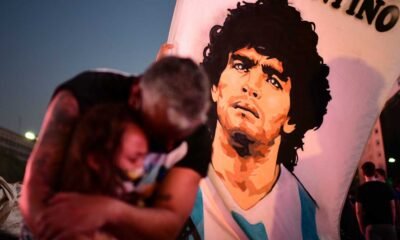 Maior ídolo da Argentina, Diego Armando Maradona é velado com honras de chefe de Estado, em Buenos Aires, na Casa Rosada, sede do governo federal.