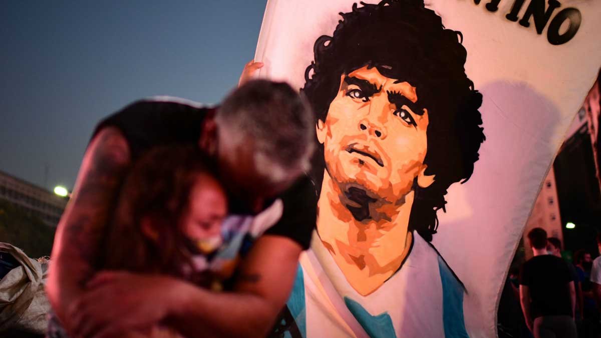 Maior ídolo da Argentina, Diego Armando Maradona é velado com honras de chefe de Estado, em Buenos Aires, na Casa Rosada, sede do governo federal.