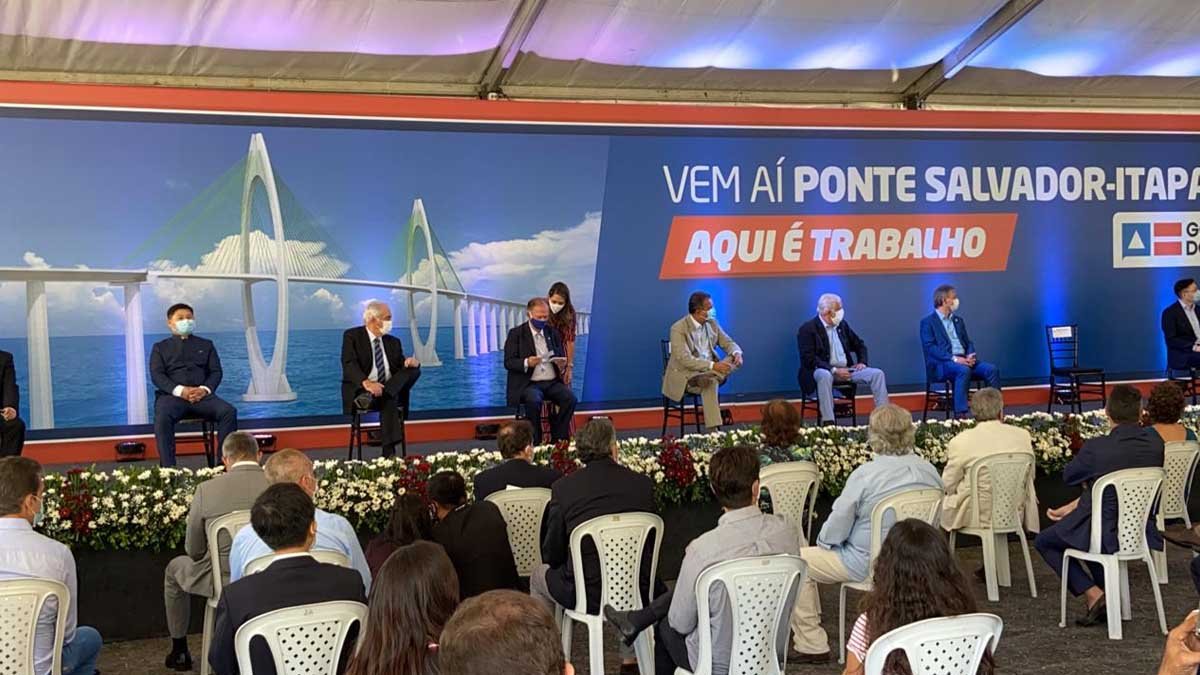 A assinatura do contrato para construção da Ponte Salvador-Itaparica, na Baía de Todos-os-Santos, está ocorrendo agora, na Governadoria, no Centro Administrativo da Bahia.