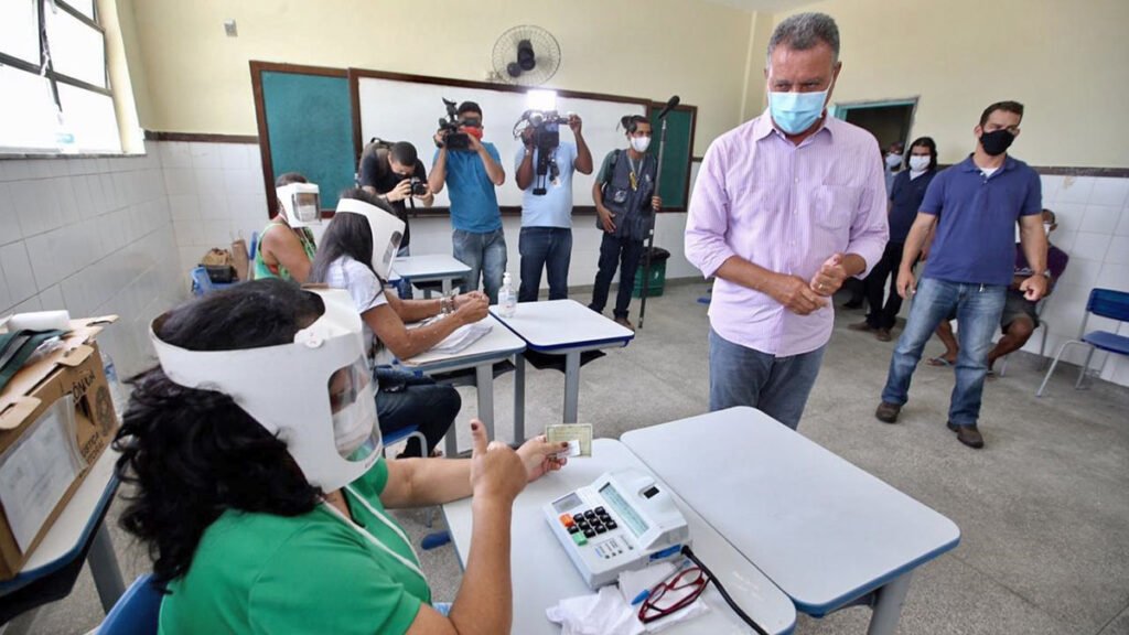 O governador Rui Costa votou, no primeiro turno das eleições municipais, no Colégio Estadual Duque de Caxias, no bairro da Liberdade, em Salvador.