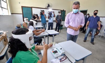 O governador Rui Costa votou, no primeiro turno das eleições municipais, no Colégio Estadual Duque de Caxias, no bairro da Liberdade, em Salvador.