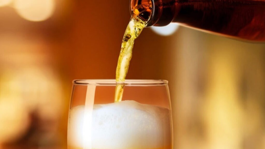 Os supermercados estão com menos cervejas nas prateleiras. O motivo é o mesmo de pelo menos 14 segmentos da indústria: a falta de fornecimento de insumos como vidro e latas para a fabricação das embalagens.