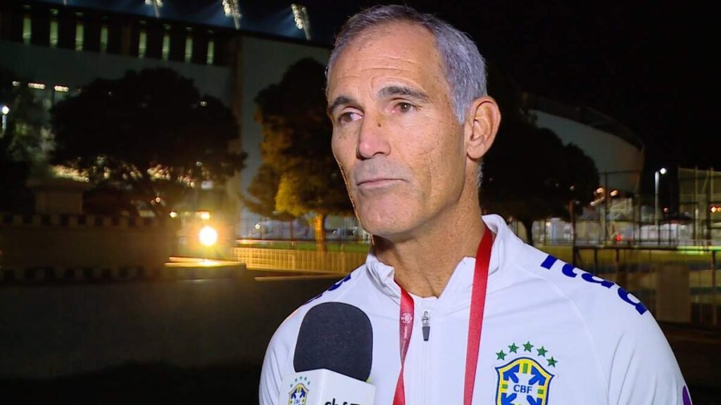 Morreu neste domingo (15) o técnico Carlos Amadeu, de 55 anos. Ex-treinador das equipes sub-17 e sub-20 do Brasil, ele estava trabalhando na base do Al Hilal, da Arábia Saudita