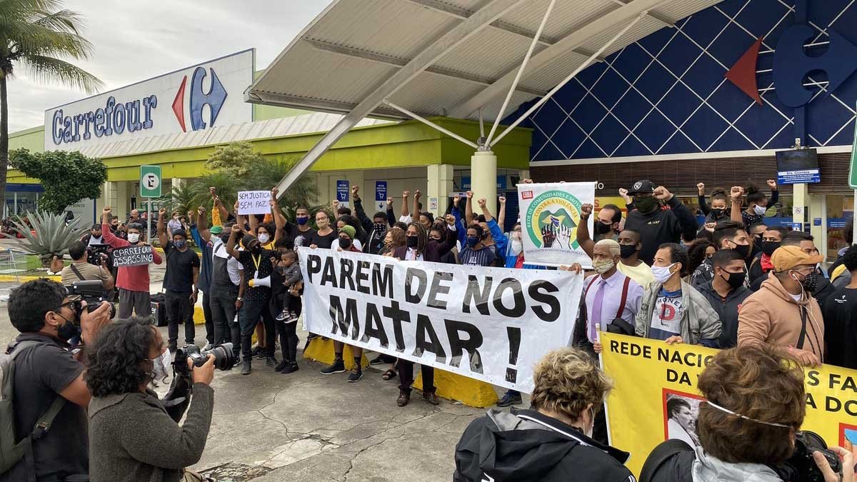 O assassinato de João Alberto, homem negro de 40 anos, por seguranças na unidade do Carrefour Passo D'Areia, em Porto Alegre, gerou protestos em diversos locais do Brasil nesta sexta-feira