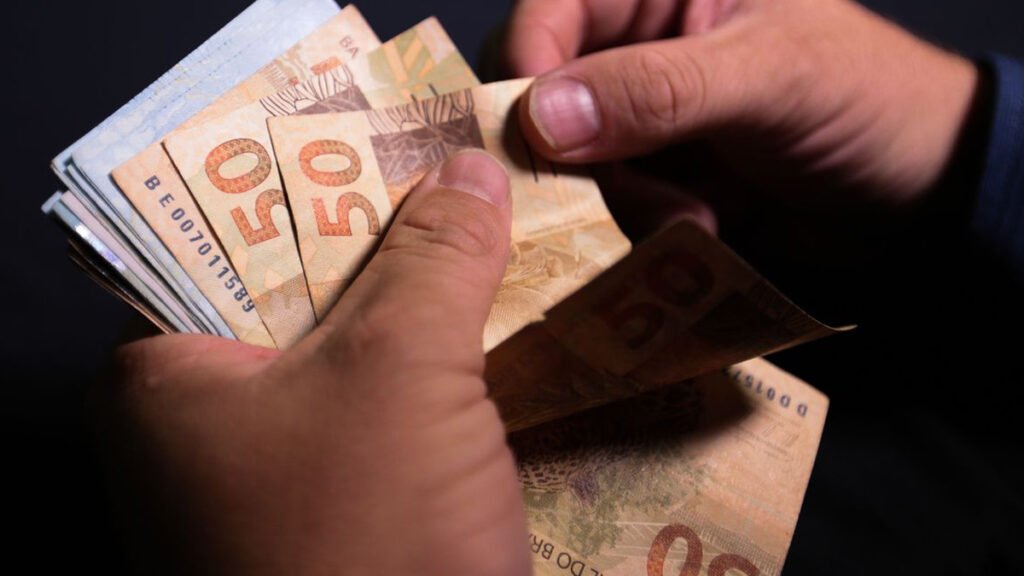Um dos principais benefícios trabalhistas do país, o décimo terceiro salário tem a primeira parcela paga até hoje (30). A partir de amanhã (1º), o empregado com carteira assinada começará a receber a segunda parcela