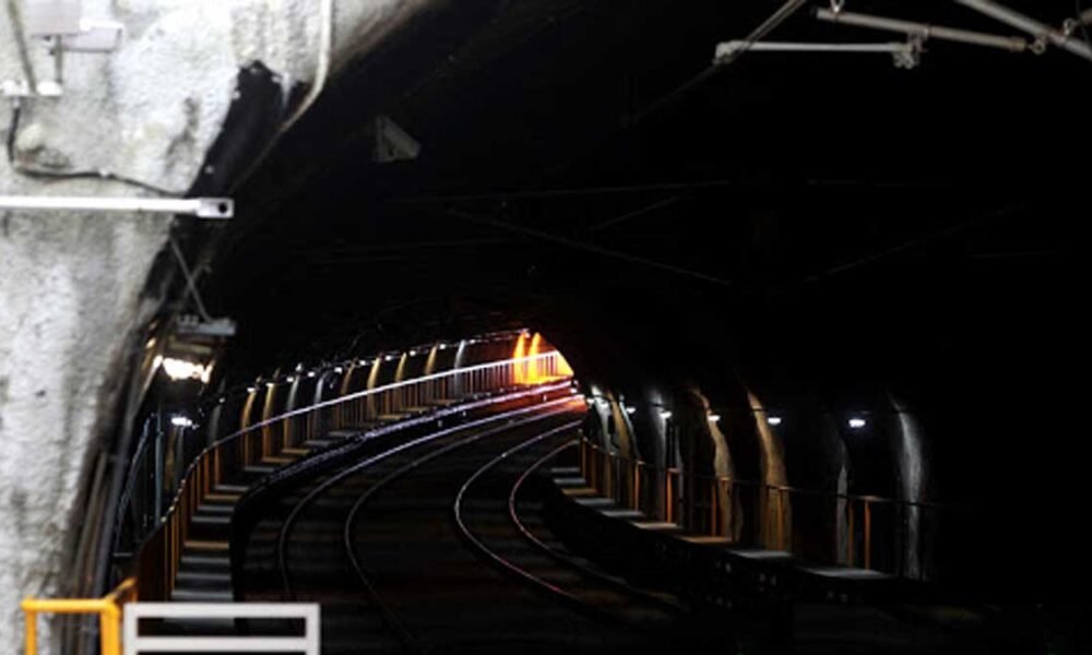 Os trens da Linha 1 da CCR Metrô Bahia estão circulando com velocidade reduzida e intervalo maior entre as viagens após um usuário cair nos trilhos na tarde desta sexta-feira (20).