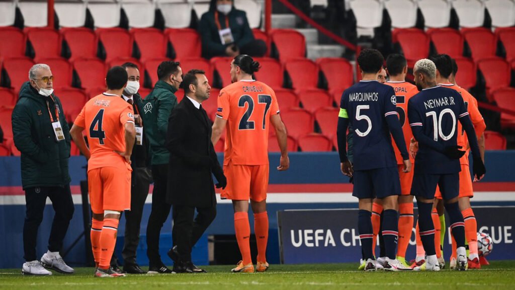 Os jogadores do PSG e do Basaksehir abandonaram a partida pela Liga dos Campeões, disputada na tarde desta terça (8), no Parque dos Príncipes