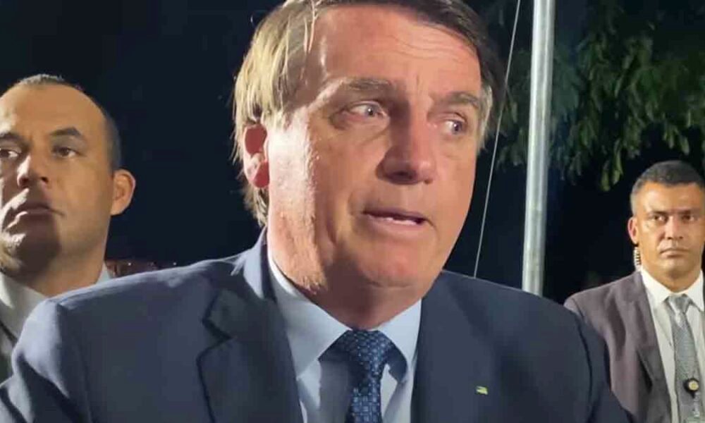 O presidente Jair Bolsonaro confirmou na noite segunda (14), em conversa com apoiadores, no Palácio do Alvorada, em Brasília, a liberação de R$ 20 bilhões