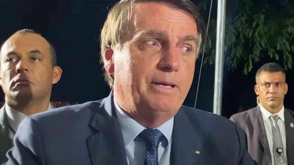 O presidente Jair Bolsonaro confirmou na noite segunda (14), em conversa com apoiadores, no Palácio do Alvorada, em Brasília, a liberação de R$ 20 bilhões