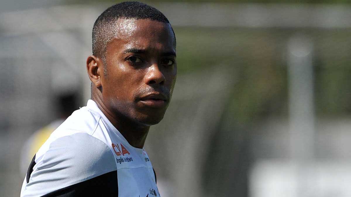 O atacante Robinho, atualmente sem clube, foi condenado, nesta quinta-feira (10), a nove anos de prisão por estupro coletivo. A Justiça italiana confirmou