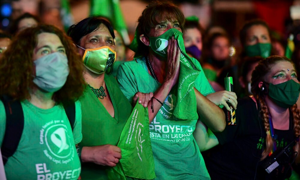 Na madrugada desta quarta-feira (30), o Senado argentino aprovou a legalização do aborto no país. A interrupção voluntária da gravidez (IVE) até a 14ª semana