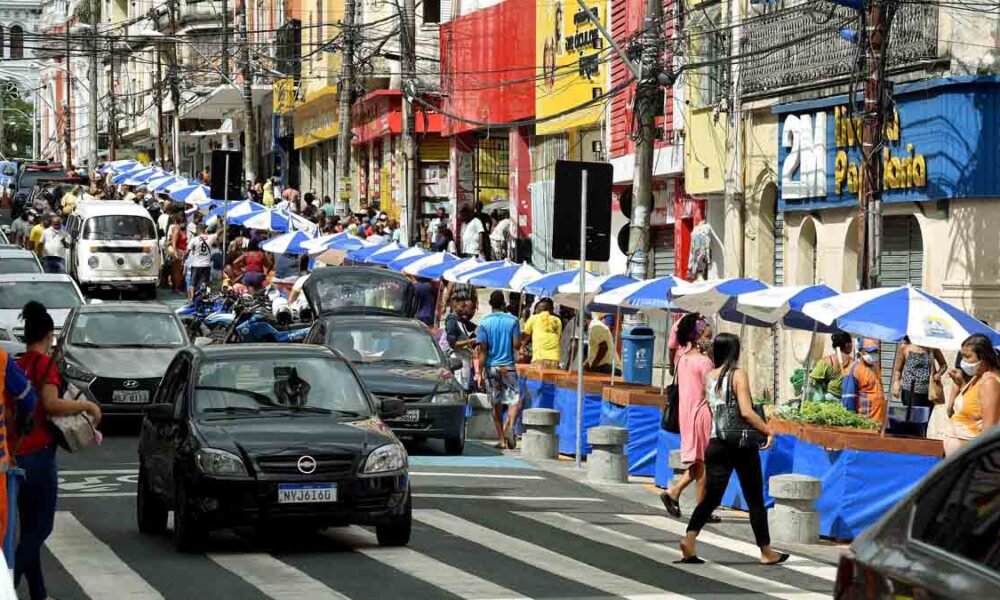 Uma das principais vias de tráfego e de comércio de Salvador tem novo clima após intervenção realizada pela Prefeitura. A Avenida Joana Angélica, em Nazaré,