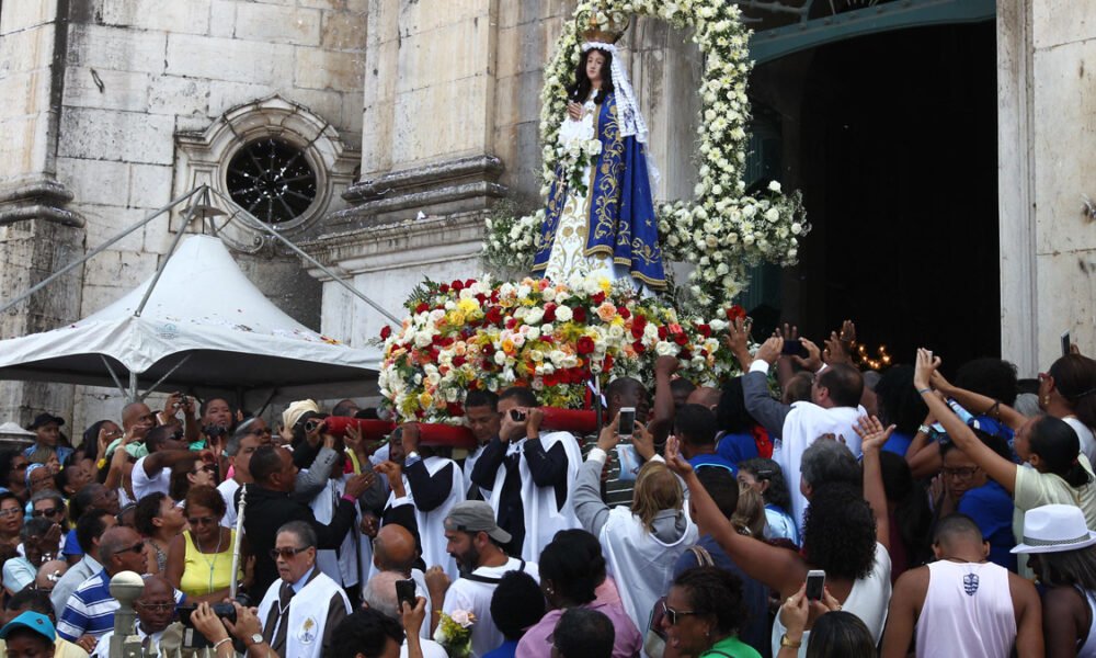 A pandemia de coronavírus mexeu também com o calendário de festejos religiosos de Salvador. Nesta terça (8), dia da padroeira da Bahia, Conceição da Praia