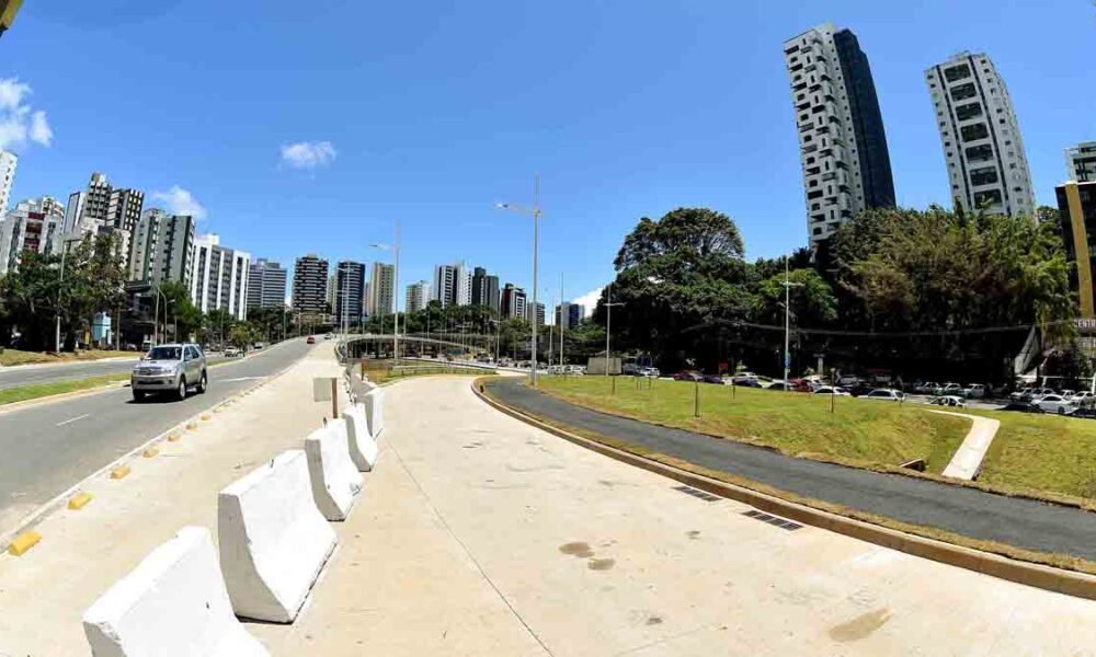 O prefeito ACM Neto, acompanhado do vice-prefeito Bruno Reis, entregou nesta quarta o corredor viário do BRT com dois sentidos de tráfego e três elevados.