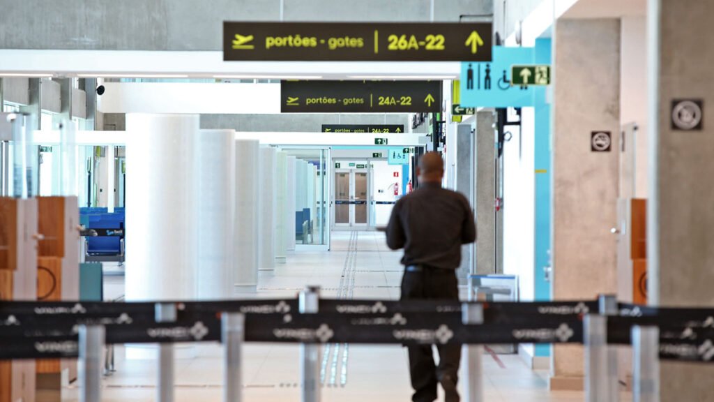 O Brasil vai proibir voos que tenham origem ou passagem pelo Reino Unido, como medida preventiva, por causa da descoberta de uma variante do coronavírus