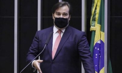 O presidente da Câmara, Rodrigo Maia (DEM-RJ), disse nesta sexta-feira (18) que o presidente Jair Bolsonaro mentiu e que o governo federal é responsável