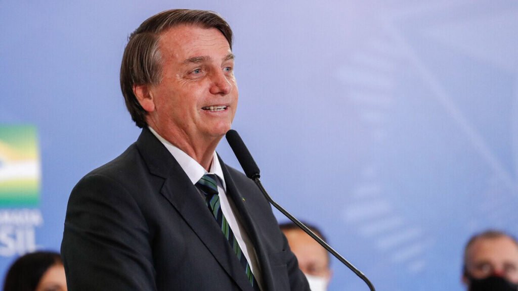 No momento em que vários países, inclusive da América Latina, anunciam o início da imunização contra a Covid-19, o presidente Jair Bolsonaro voltou