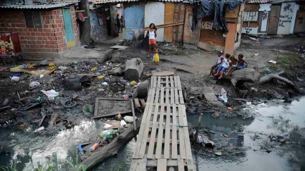 Apesar de ter aumentado levemente o seu Índice de Desenvolvimento Humano (IDH), passando de 0,761 para 0,765, o Brasil perdeu cinco posições