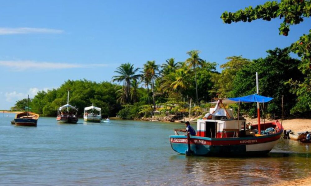 Imagens registradas por moradores de Caraíva, distrito de Porto Seguro, no sul da Bahia, e um dos destinos turísticos mais procurados do estado,