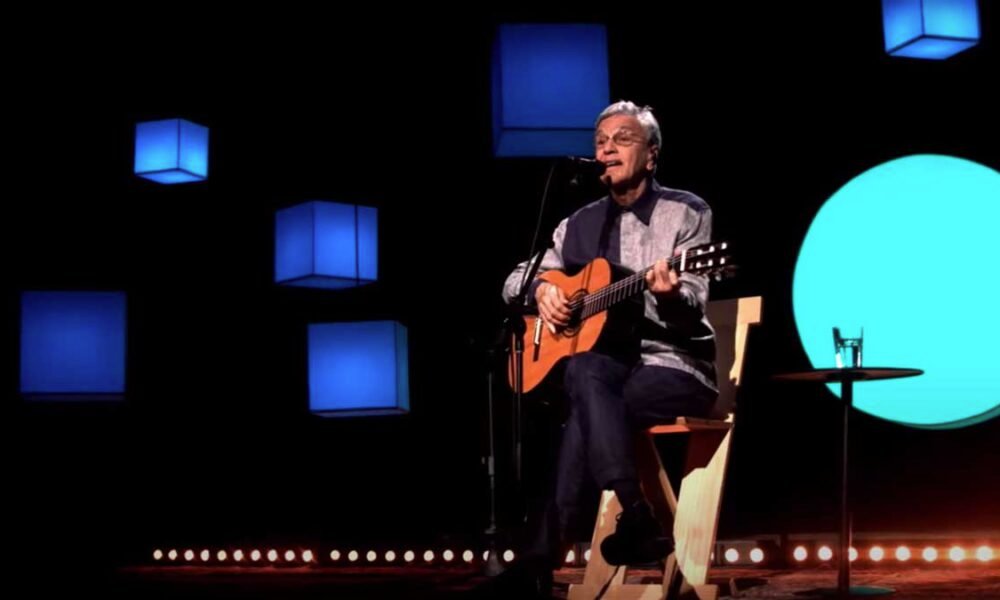 Caetano Veloso presenteou seus fãs com um show solo, onde por uma hora e 40 segundos tocou sozinho, com seu violão, grandes sucessos da carreira.