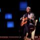Caetano Veloso presenteou seus fãs com um show solo, onde por uma hora e 40 segundos tocou sozinho, com seu violão, grandes sucessos da carreira.