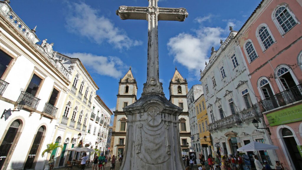 O Salvador Capital Afro estará nos dias 10 e 11 de setembro no Centro Histórico da cidade com atividades gratuitas e abertas ao público. Os participantes poderão vivenciar múltiplas experiências a partir de ações como passeios guiados, a feira de empreendedorismo Afrobiz, manifestações culturais e shows. A programação, que começa sempre a partir das 14h e segue até as 20h, vai proporcionar aos participantes a celebração e conexão com a cidade.