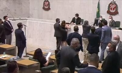 Vídeo gravado por câmera da Assembleia Legislativa de São Paulo mostra o deputado estadual Fernando Cury (Cidadania) passando a mão no seio