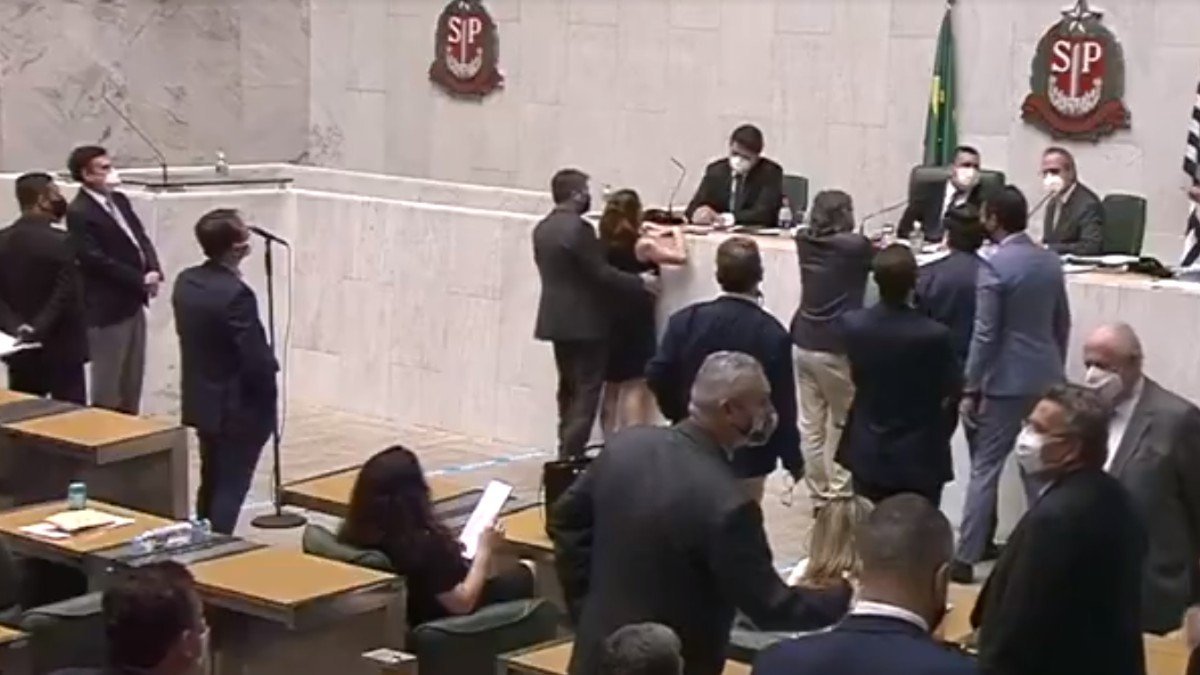 Vídeo gravado por câmera da Assembleia Legislativa de São Paulo mostra o deputado estadual Fernando Cury (Cidadania) passando a mão no seio