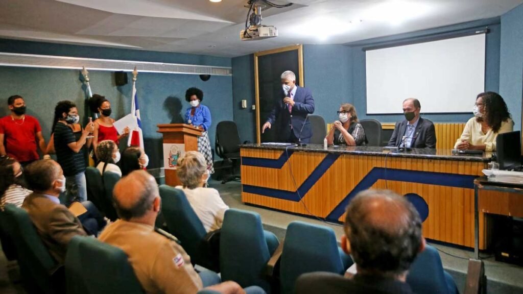 Os processos de investigação e judicial do feminicídio estão sendo aprimorados pelo Governo do Estado. O Protocolo de Feminicídio, documento que vai