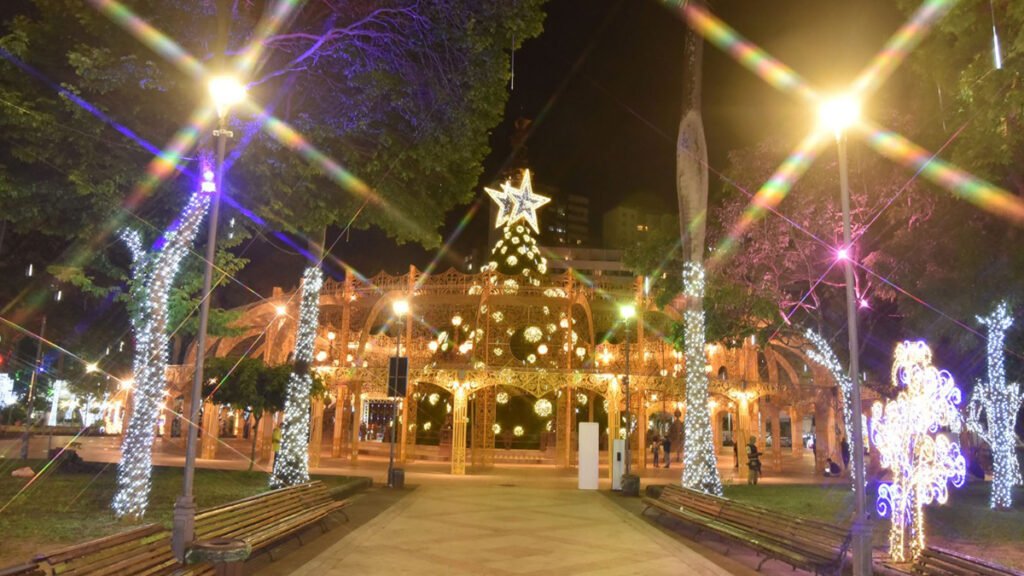A decoração de luzes na capital baiana e a Vila de Natal - que este ano é denominada de Vila da Esperança – foram entregues na noite desta segunda-feira (30), no Campo Grande,