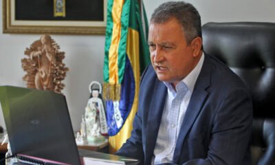 O governador Rui Costa criticou a demora do governo federal para iniciar a vacinação contra o coronavírus e apontou a atuação política da Anvisa